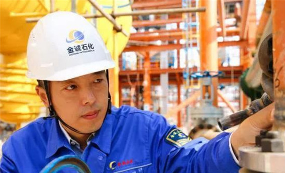  p>周志强,现任山东金诚石化集团有限公司企管科科长. /p>