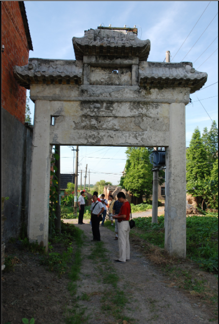  p> 留墅牌坊位于丹阳市陵口镇留墅行政村留墅村中. /p>