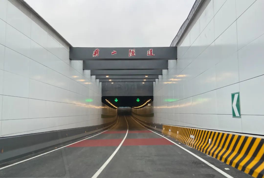  /p> p>荆山隧道位于杭州 a target="_blank" href="/item/钱塘快速路