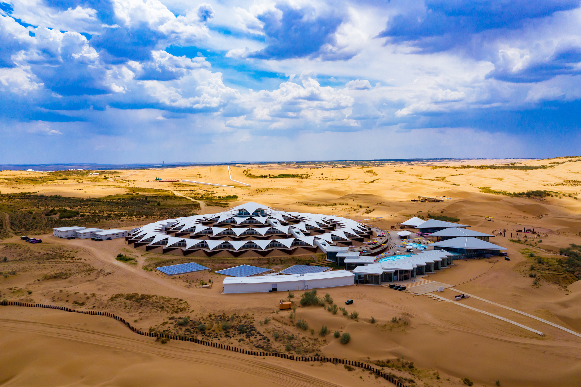  p>响沙湾于1984年1月被开辟为旅游景点,1991年被国家旅游局列为国线