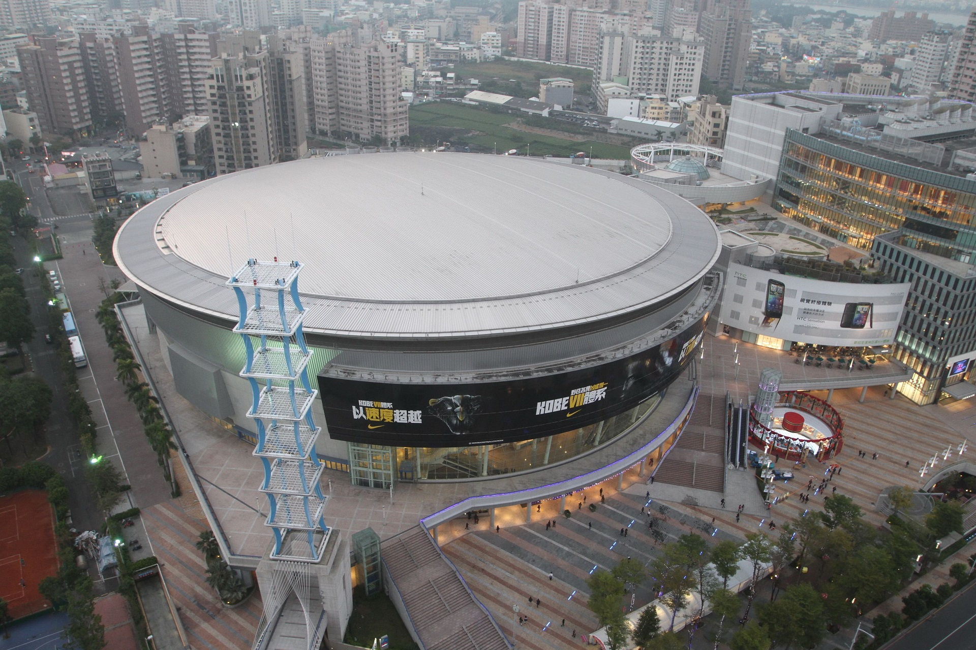  p> b>高雄巨蛋 /b>(英语名称: b>kaohsiung arena /b>)的正式名称是 
