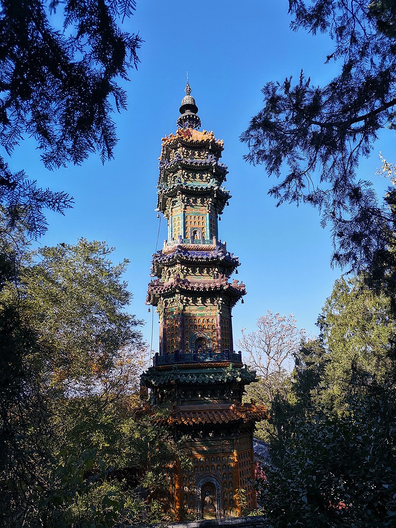 著名有南京大报恩寺琉璃塔,澄灵塔,狮子窝琉璃塔等. /p>