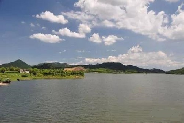  p data-id="gnb1s5bsox">青山湖初名为青山水库,后更名为张院水库,现