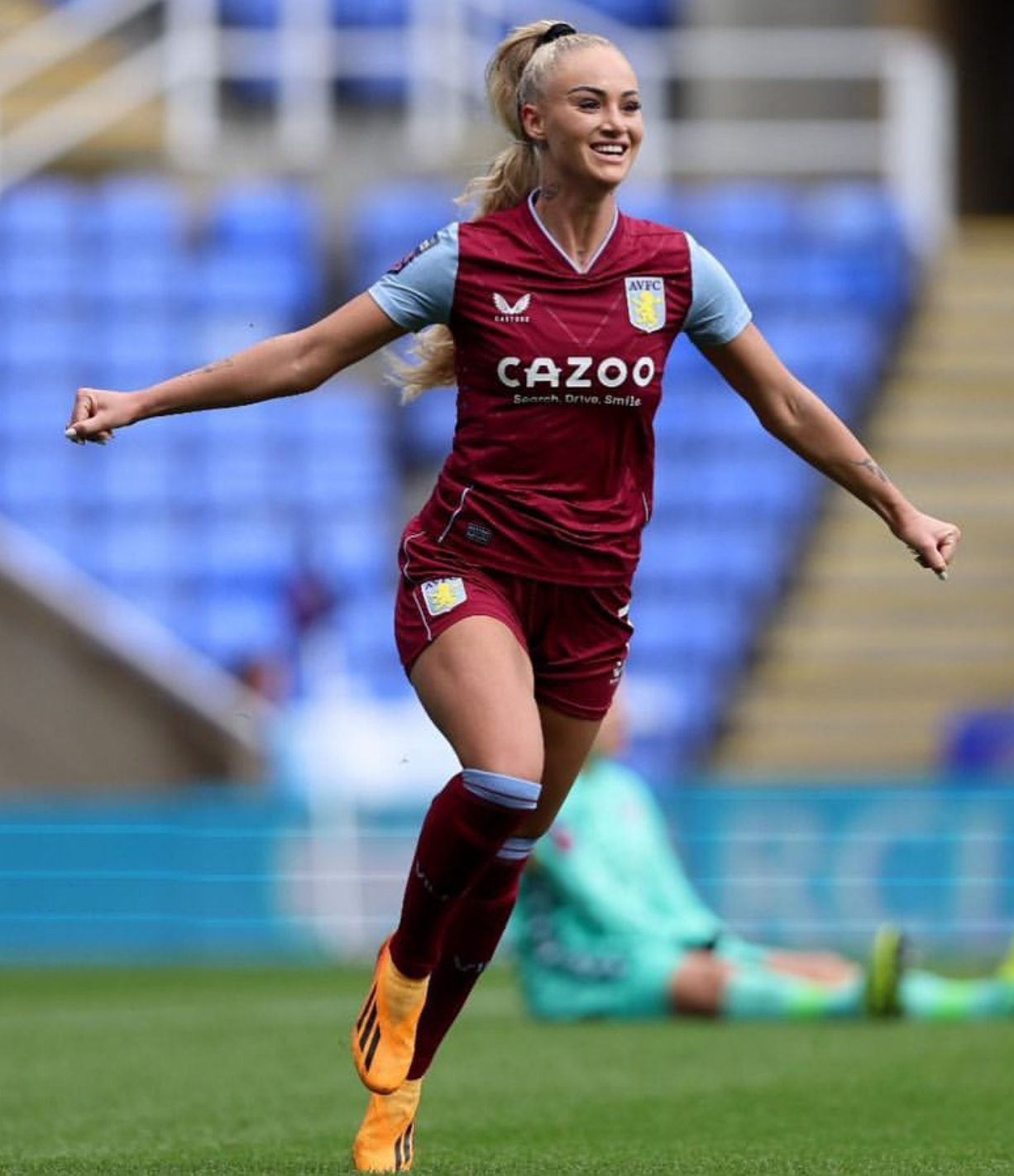 年1月21日出生,瑞士女子足球运动员,司职前锋,现效力于尤文图斯女足