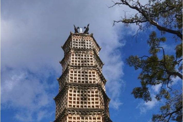  p data-id="gnwyd5740j"> 千佛塔坐落在陆良县城东门外大觉寺内,原名