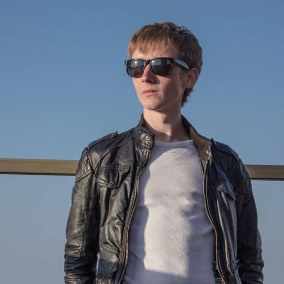  p>tobu(个性化地写为7obu),本名 托马斯·波克维斯基斯(toms