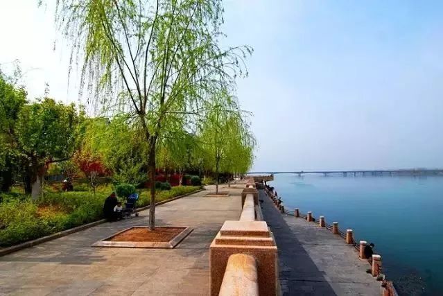  p>老河口滨江公园又名 a target="_blank" href="/item/沿江公园