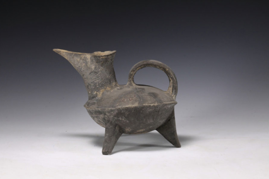  p>黑陶实足鬶,新石器时代大汶口文化文物,夹砂黑陶,藏于 a target="