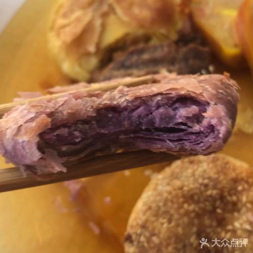  p>紫薯火烧是一道美食,做法是紫薯蒸熟,凉后加白糖,油拌匀即可. /p>