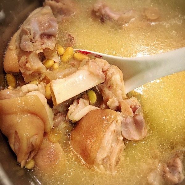  p>炖黄豆猪脚汤是一道美食,由 a target="_blank" href="/item/猪蹄