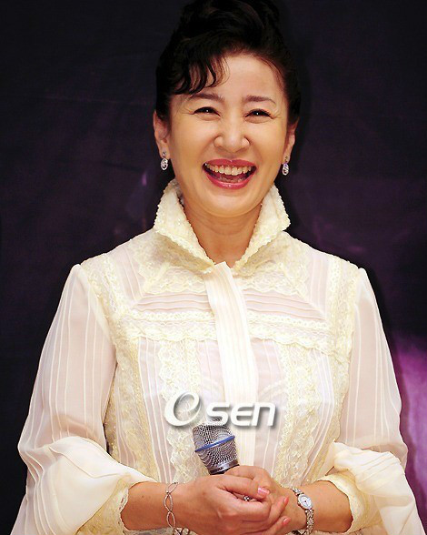 月16日),又名金子玉,出生于釜山,汉阳大学戏剧电影科退学,韩国女演员