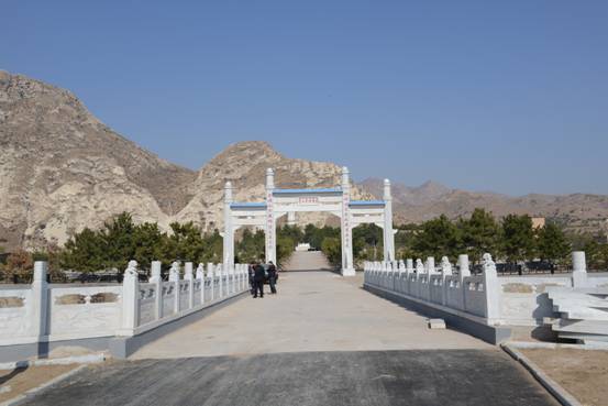  p>内蒙古自治区土默特左旗青山烈士陵园位于呼和浩特市土默特左旗把
