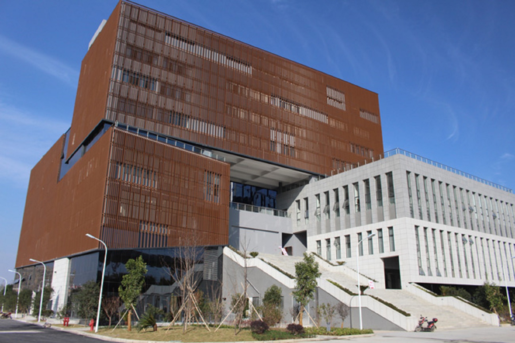 (zhejiang fashion institute of technology)是由宁波市人民政府举办