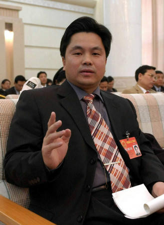 毕业于广东教育学院,硕士学位,广东省名校长,现任揭阳市第一中学校长
