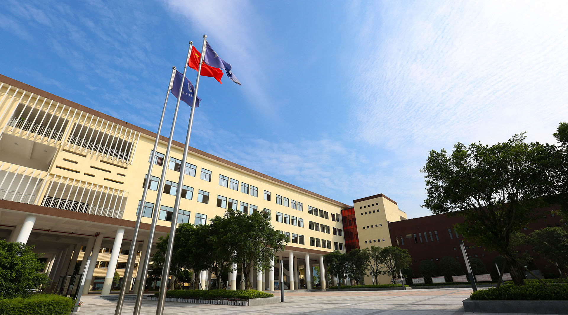  p>"西南大学银翔实验中学"又称西大银翔校区,位于重庆市合川区 a