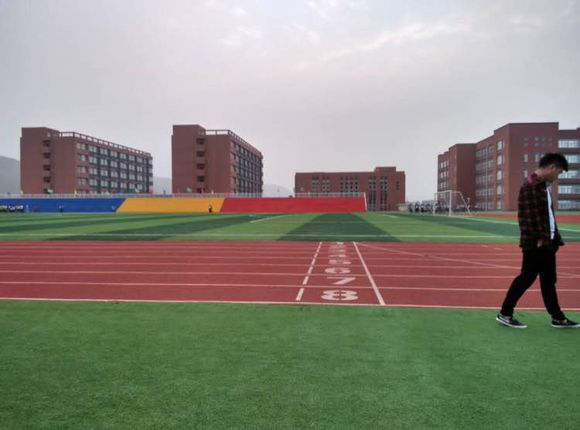  p>蔡家坡高级中学创建于1956年,学校位于宝鸡市副中心蔡家坡经开区