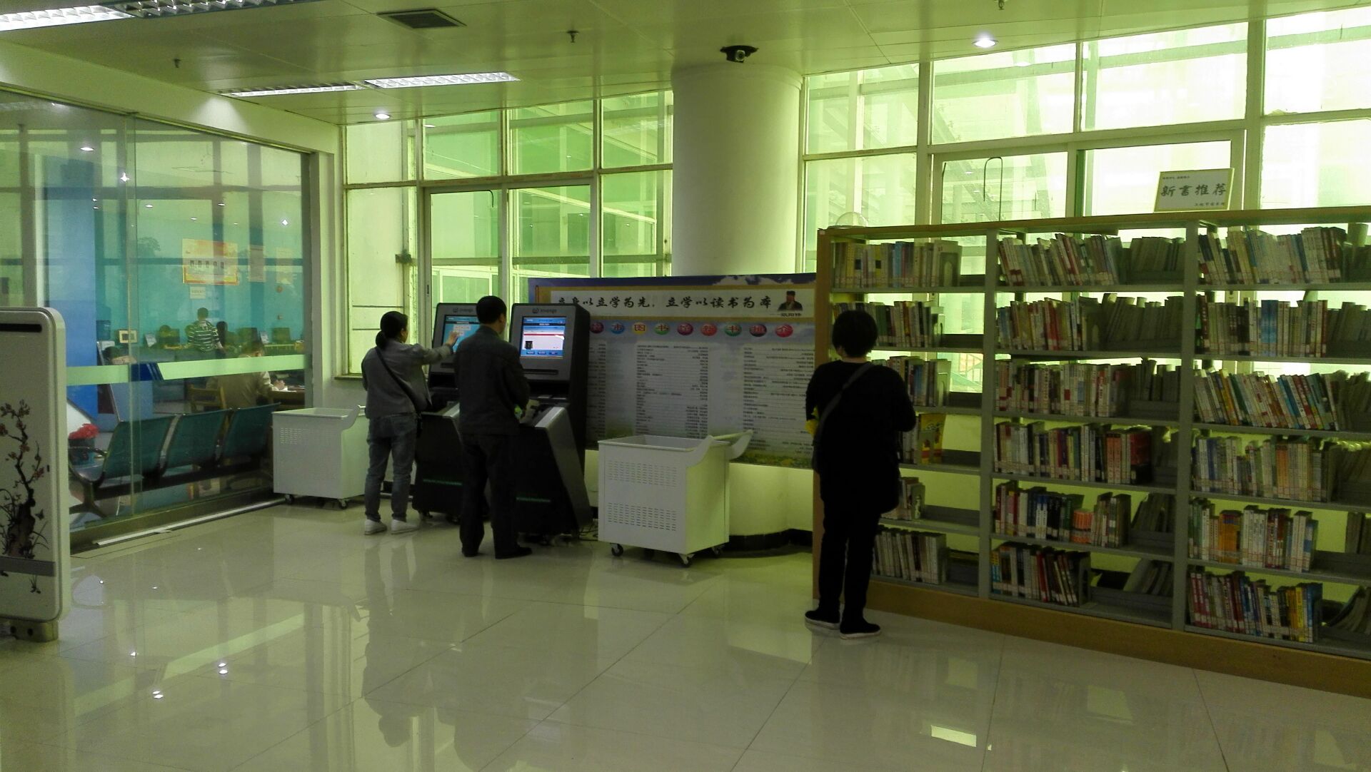  p>上饶市图书馆位于上饶市信州区广信大道,2009年12月开馆,占地42.