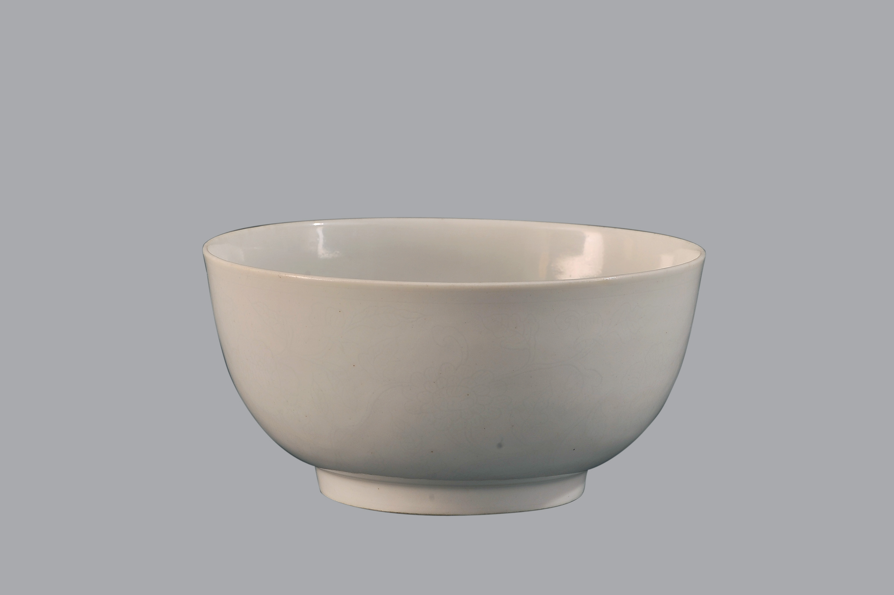 明永乐甜白釉暗刻缠枝牡丹纹墩式碗