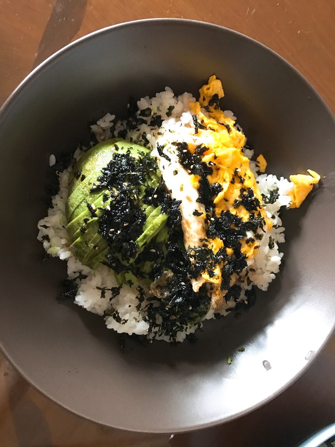  p>牛油果拌饭是一款菜品,制作原料主要有牛油果,白米,蟹籽等.