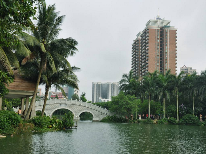  p data-id="gnx4odpr90">霞湖公园位于广东省湛江市 a target="