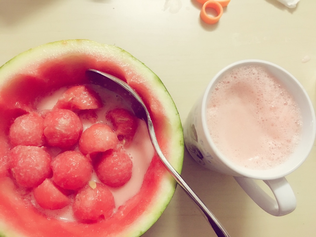 西瓜草莓奶昔