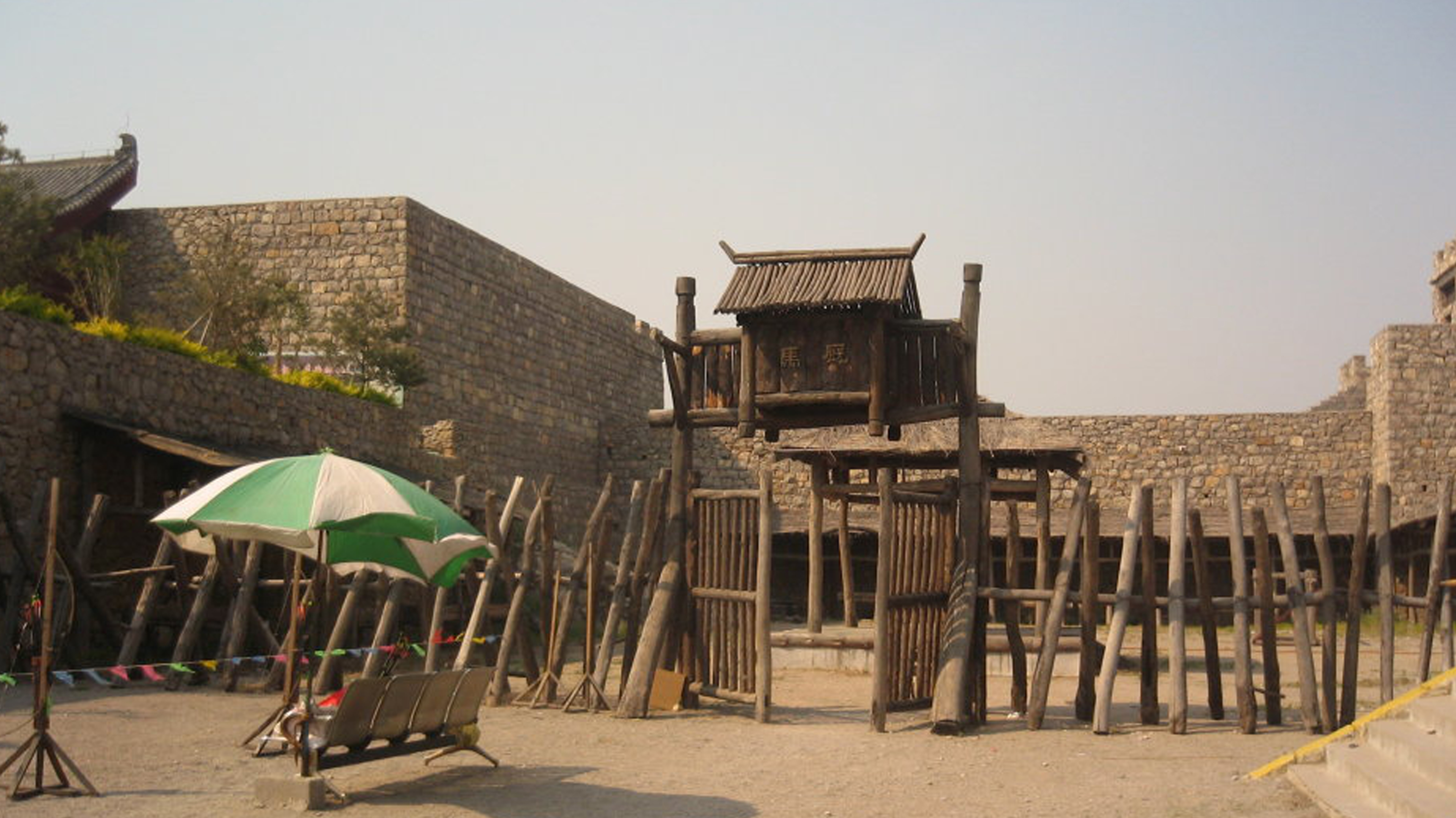  p>水浒影视城,位于山东省泰安市东平县,始建于2009年,是以影视拍摄