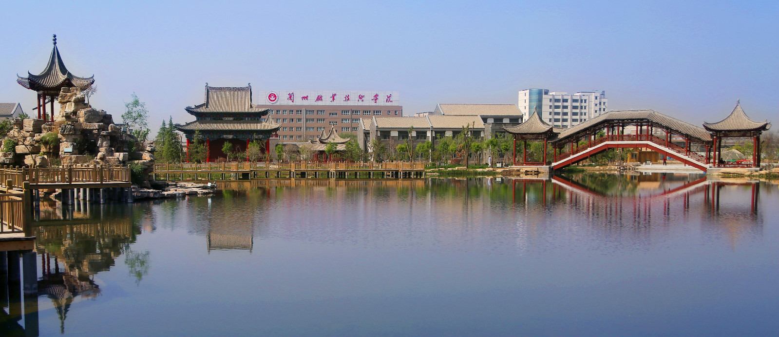  p>兰州职业技术学院是2001年甘肃省政府批准,教育部备案,兰州市政府