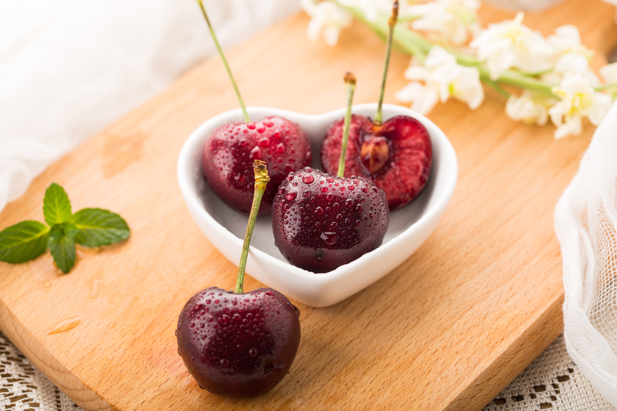  p>车厘子,音译自英语单词 b>cherries /b>(即樱桃),特指产于 a