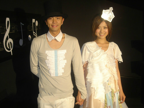 卓文萱 /a>,以及台湾男歌手 a target="_blank" href="/item/黄鸿升