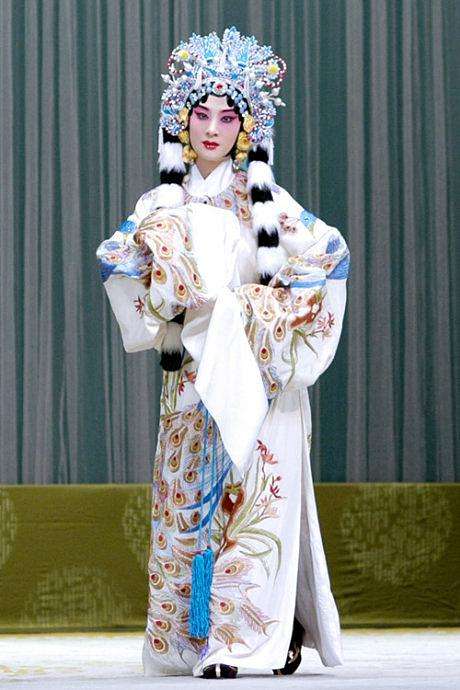  p>李海燕,女,1964年出生于山海关,国家京剧院二团团长,著名京剧演员