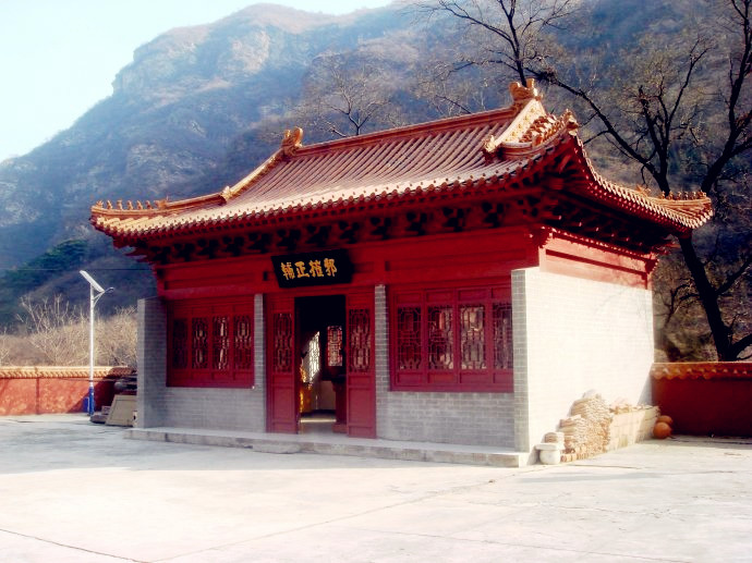  p>药师寺位于北京市房山区周口店镇涞沥水村小旮旯沟的阳面山坡上.