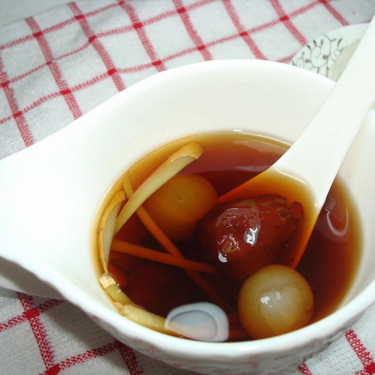  p>姜枣桂园茶是以姜丝,红枣,桂圆等为主料的饮品. /p>