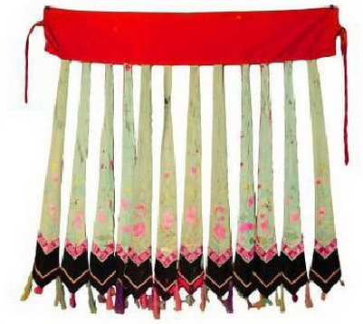  p>凤尾裙是清代裙的特殊品种,由彩色条布接于腰头而成,布条尾端裁成