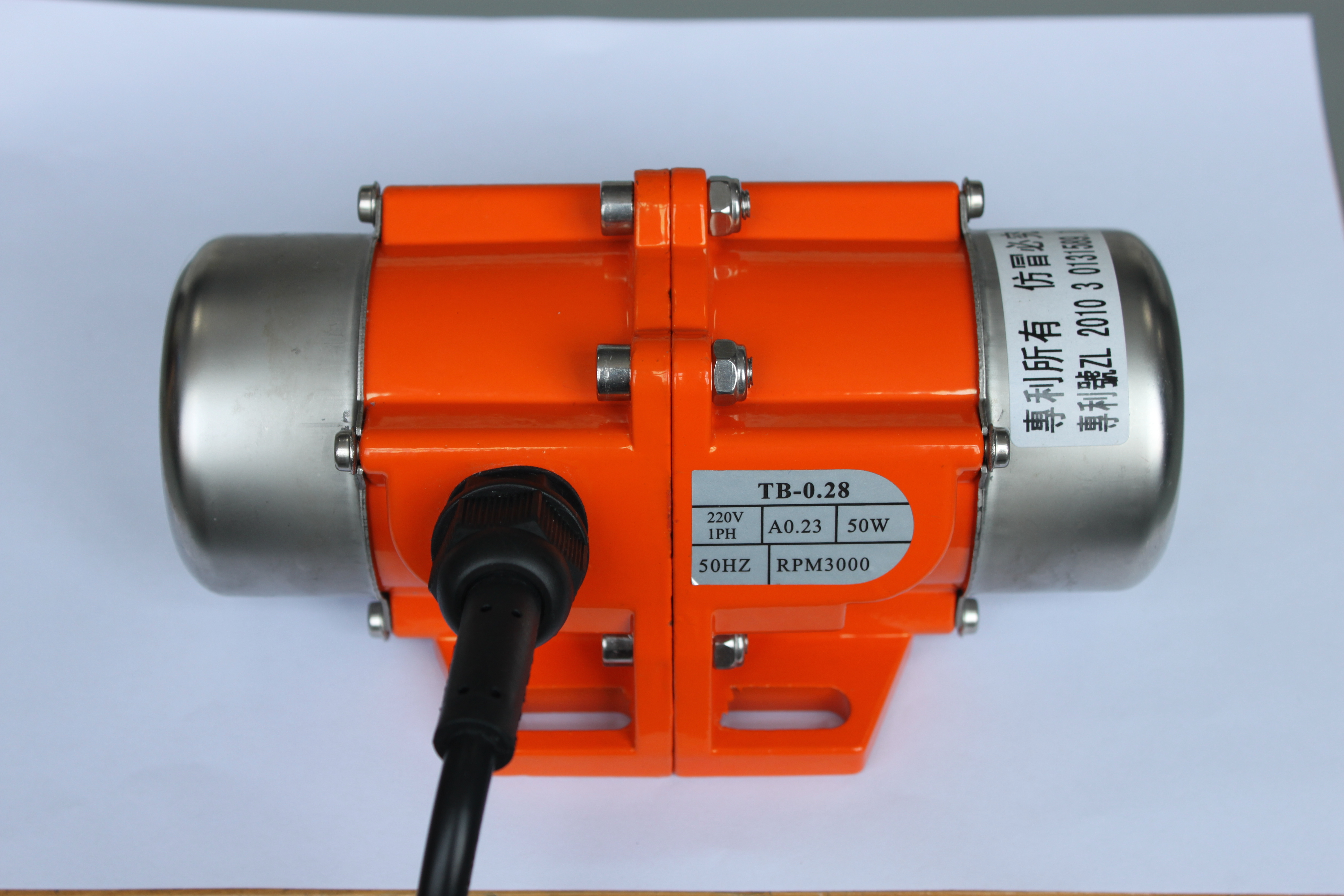 振动电机是在转子轴两端各安装一组可调偏心块,利用轴及偏心块高速