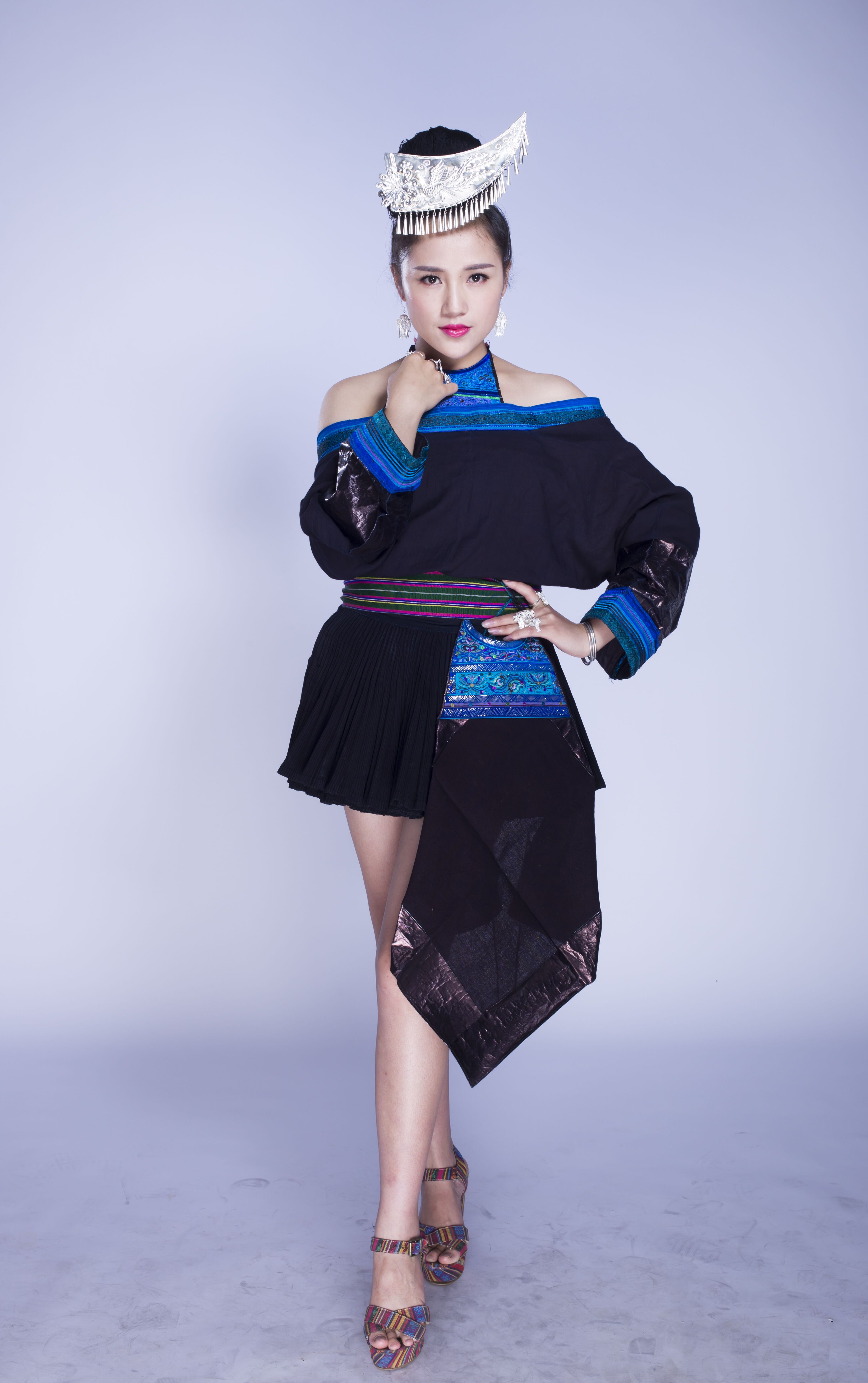 苗族,1995年4月13日出生于贵州省黎平县,毕业于贵州省凯里市凯里学院