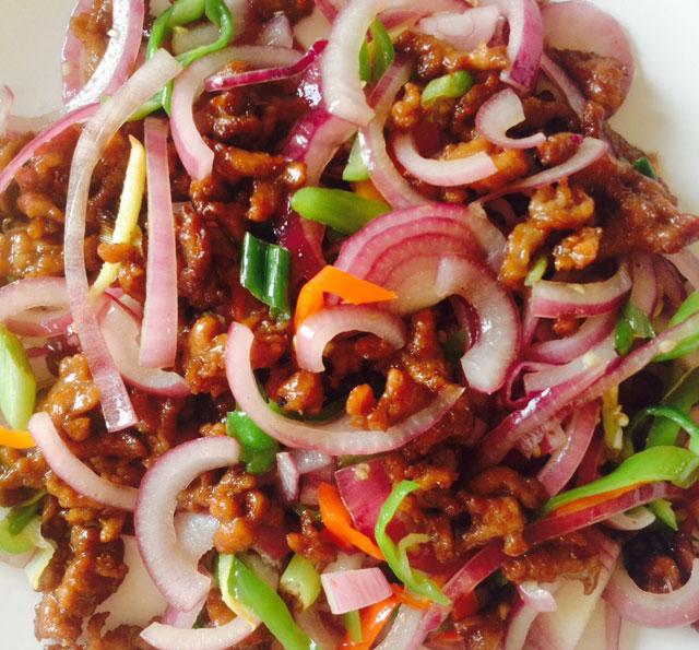 丝是一道传统的家常菜,主要制作食材是净嫩牛瘦肉,配料是胡萝卜,洋葱