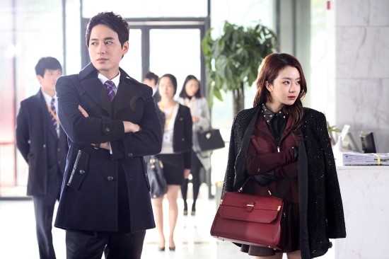  p>《玻璃假面》是韩国tvn电视台于2012年9月3日播出的日日家庭剧,由 