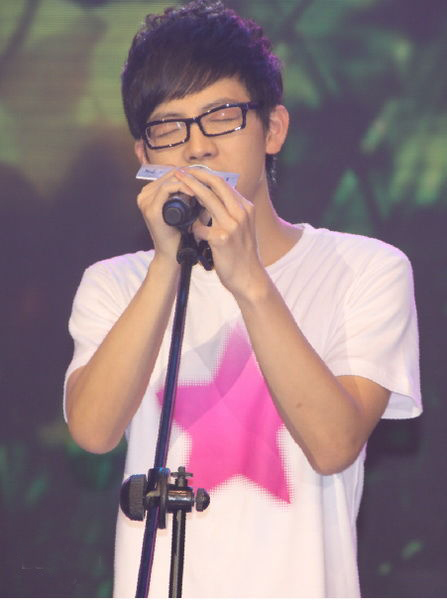 1990年3月1日出生于广西壮族自治区南宁市西乡塘区,中国内地男歌手