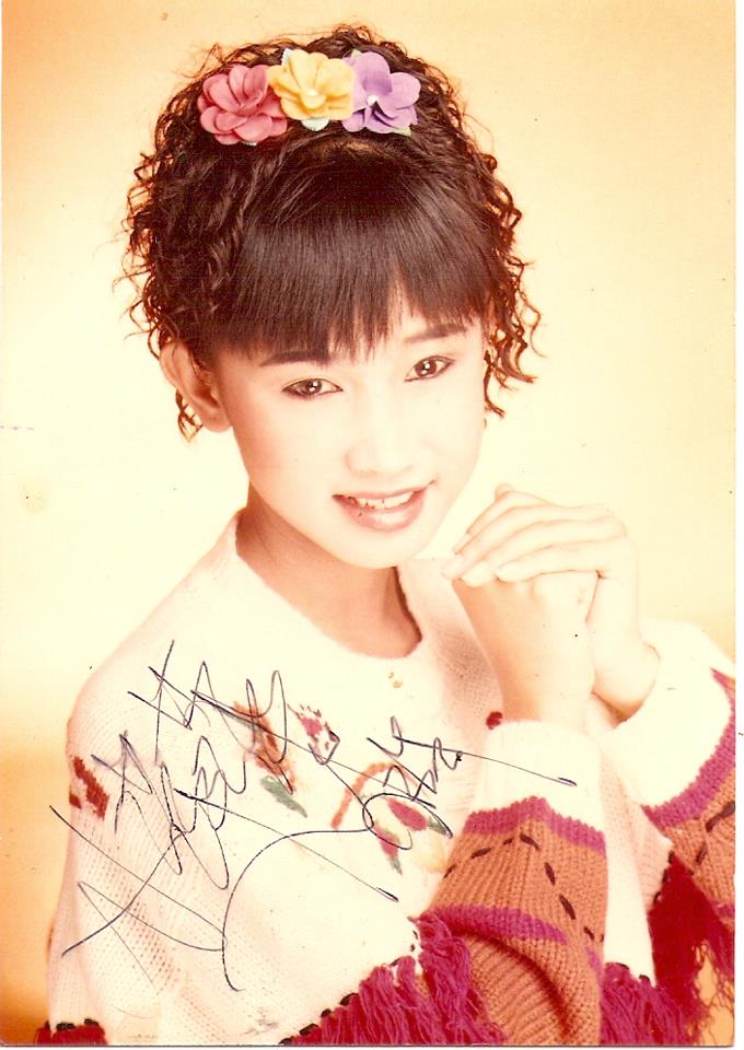 她是童星出身,出道时期以小萍萍的艺名演唱福建歌曲红透歌坛,告别童星