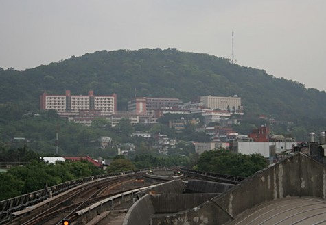 <p>捷运士林站远眺台北校区