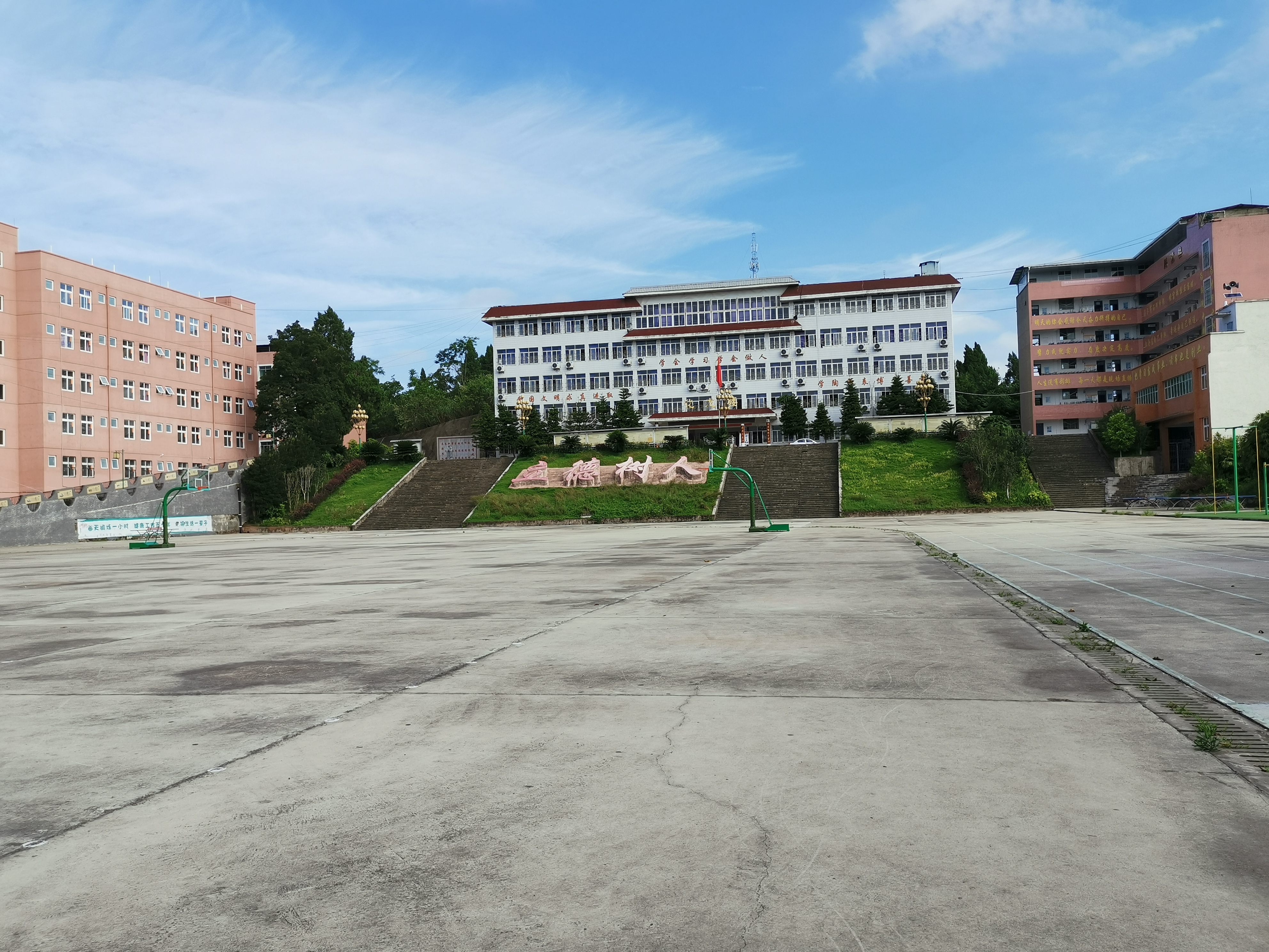  p>四川省安岳县周礼中学位于周礼场镇西北角,距老场镇三华里.