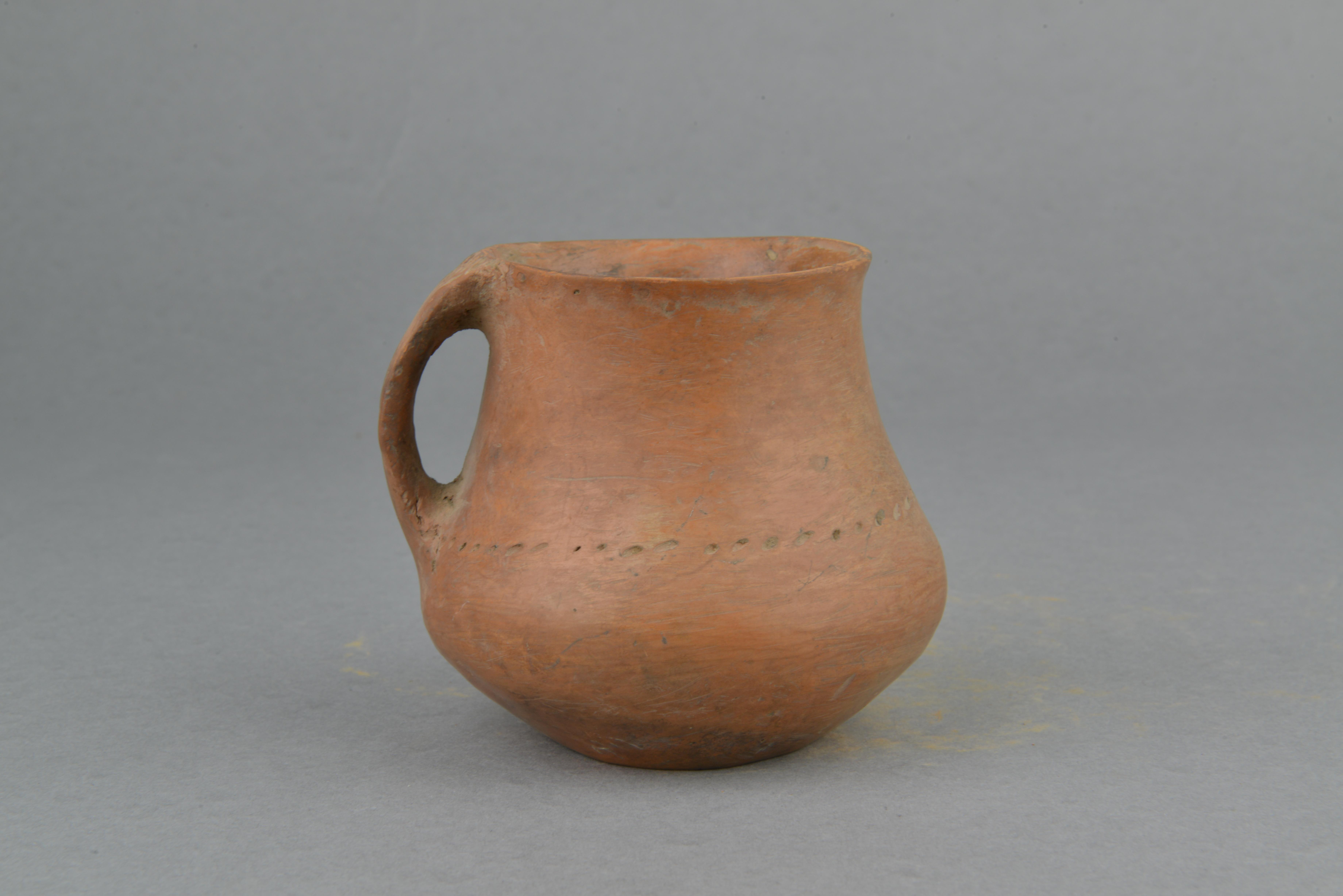  p>寺洼文化单耳红陶罐是新石器时代的文物,现收藏于平凉市博物馆.