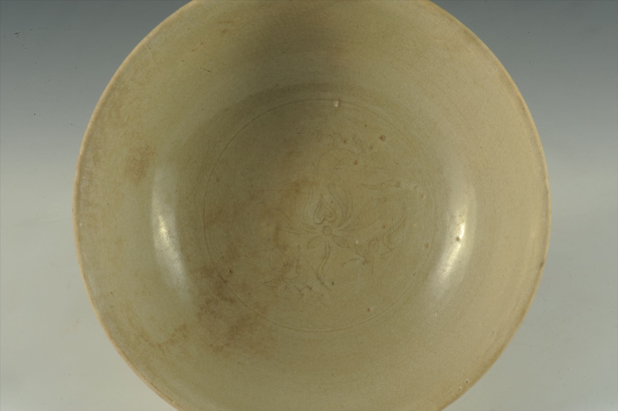 明代青釉花卉纹瓷碗