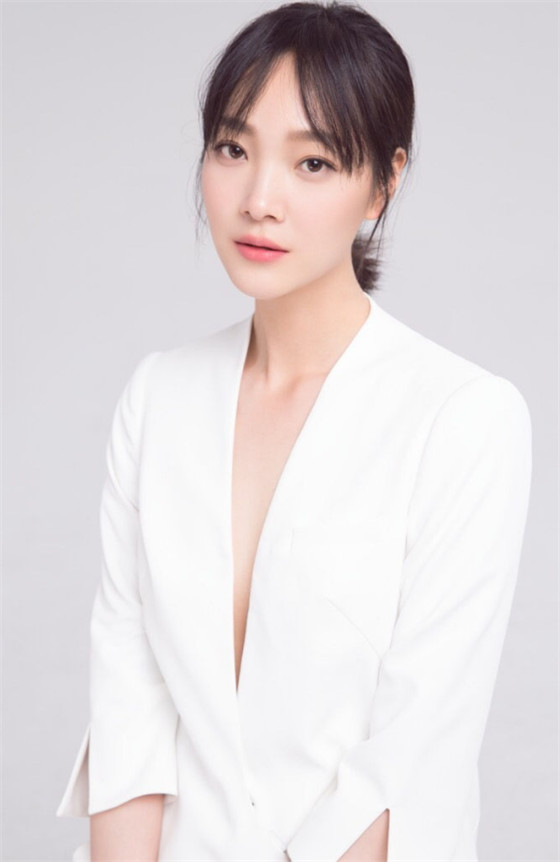  p>何杜娟,1990年4月1日出生于广东省河源市连平县,中国内地女演员