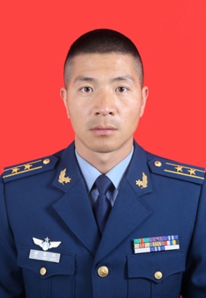 出生,2003年9月入伍,中共党员,现任空军某部机械师,专业技术中校军衔