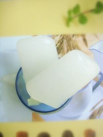 上海盐水冰棒是以淀粉,蜂蜜,柠檬汁为主要食材,利用冰棍模具制作而成