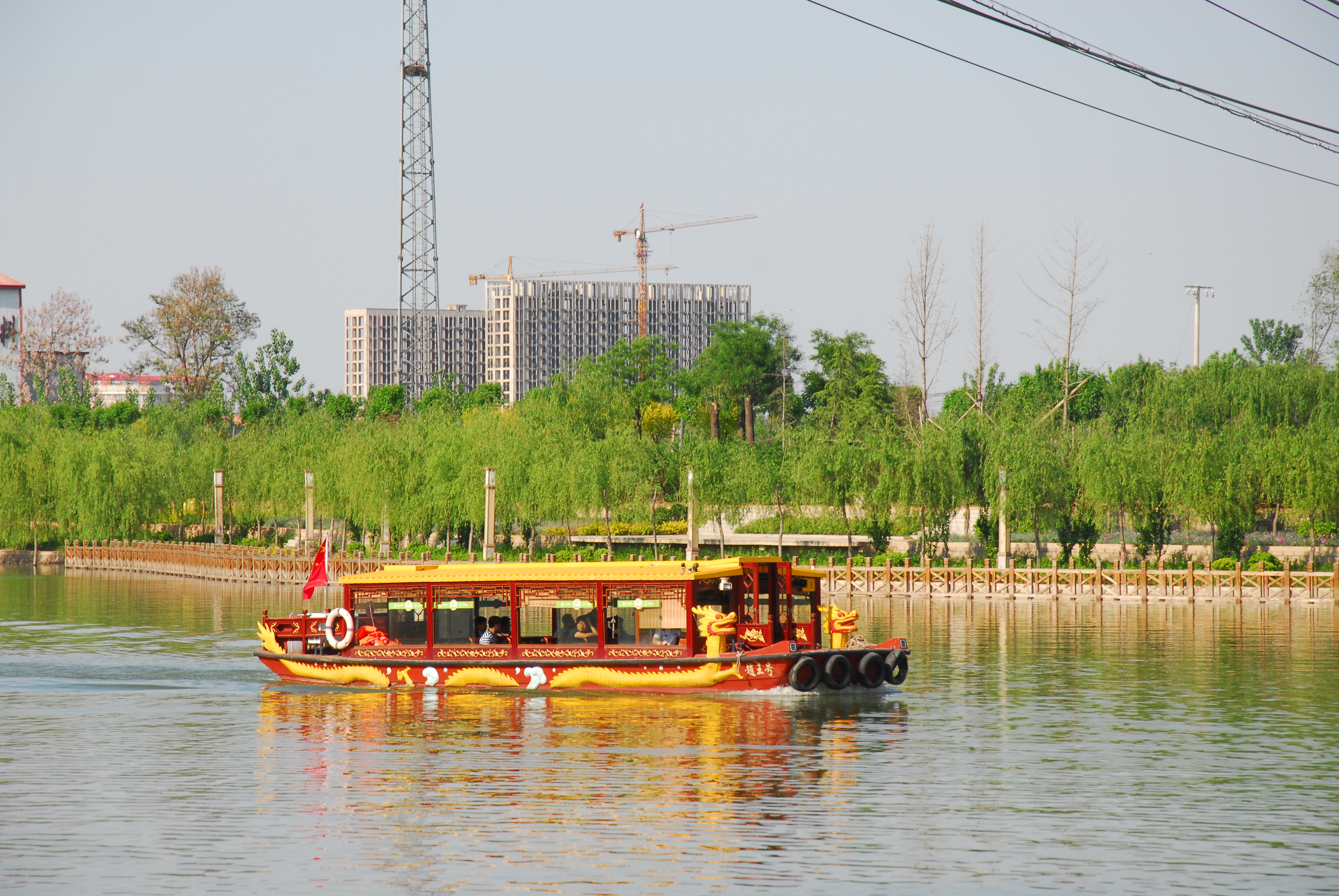  p>赵王欢乐城位于邯郸市广平县东湖公园南侧.