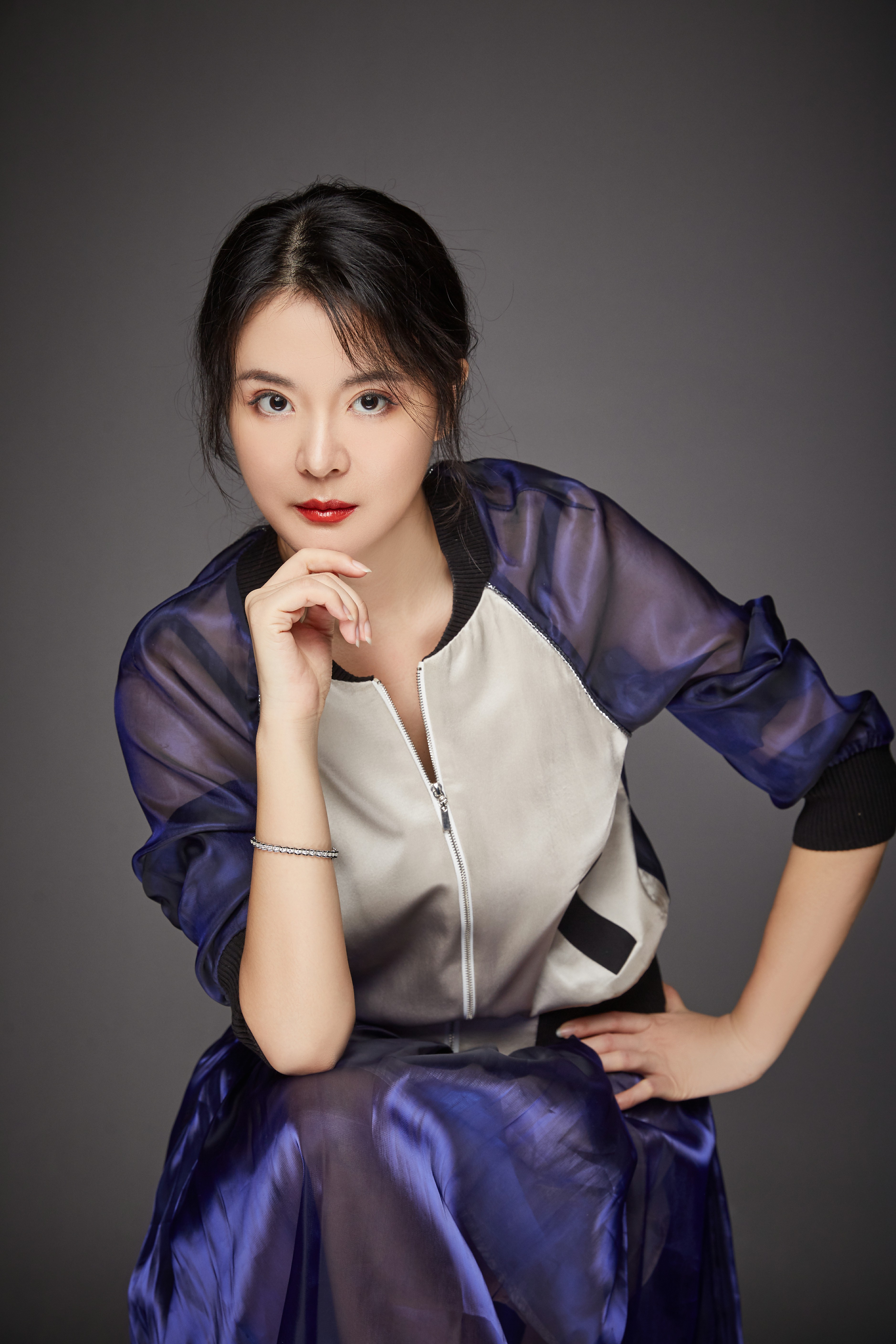  p>李鑫雨(英文名:cindy),本名:李欣雨,出生于陕西省,后移居中国香港