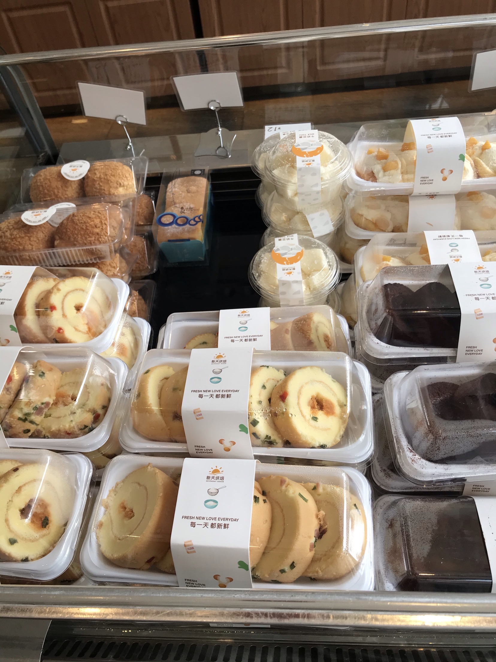  p>新天烘焙(欧尚店)是一家蛋糕西点店,位于绍兴市欧尚超市正门口.