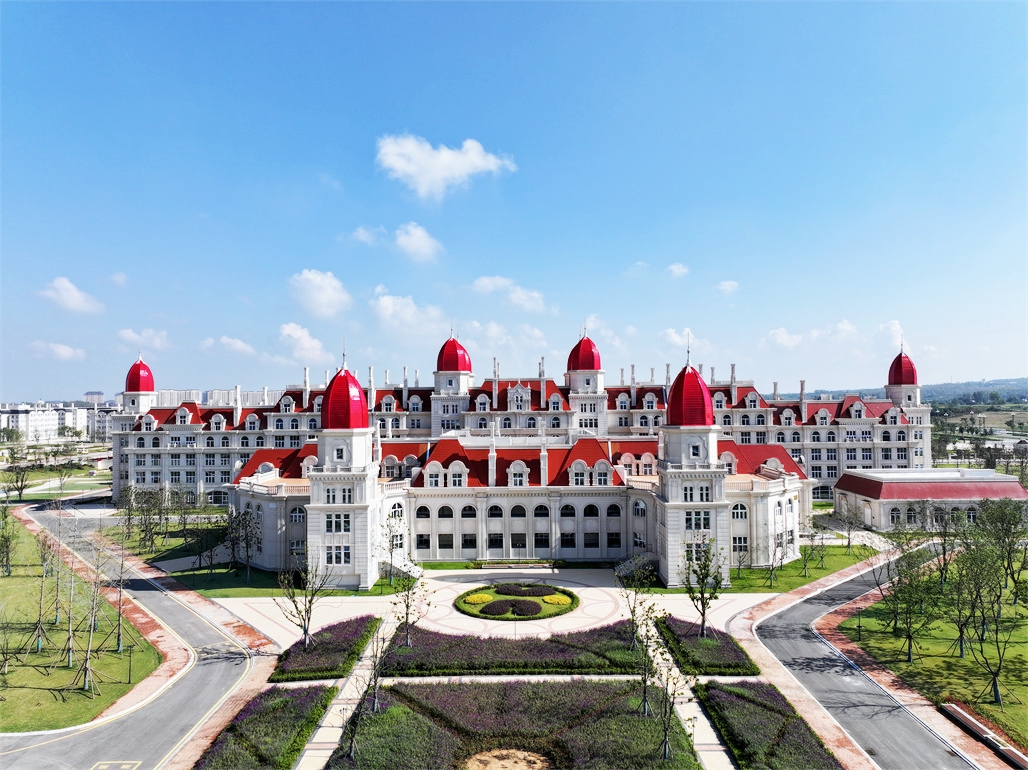 学校位于毗邻苏皖天长金牛湖新区(天长泛美航空城). /p>